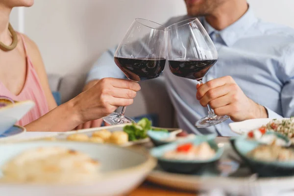 Молодая пара тост с красным вином в ресторане — стоковое фото