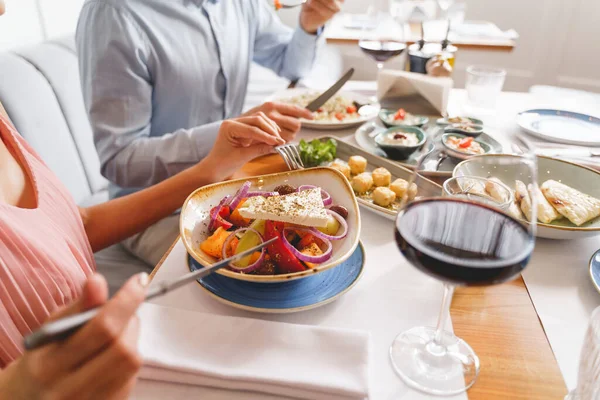 Mladá dáma a gentleman večeří v restauraci — Stock fotografie