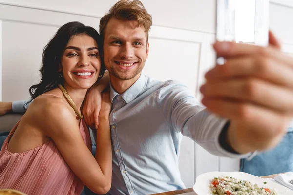 Krásný mladý pár dělat selfie a usmívat — Stock fotografie