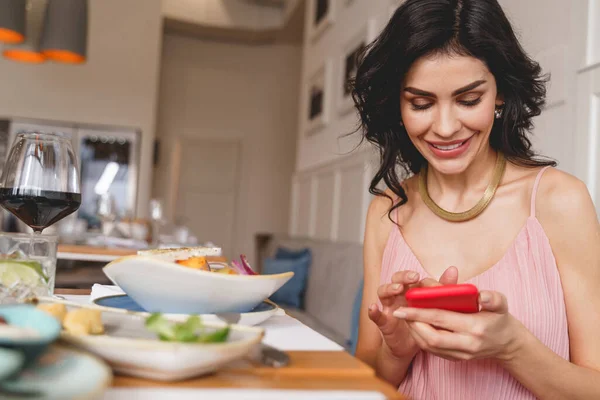 Bájos fiatal nő használja a mobiltelefon kávézóban — Stock Fotó