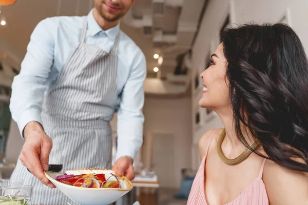 Camarero sonriente sirviendo comida a la encantadora dama —  Fotos de Stock