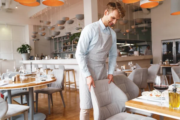 Camarero masculino guapo en delantal trabajando en restaurante —  Fotos de Stock