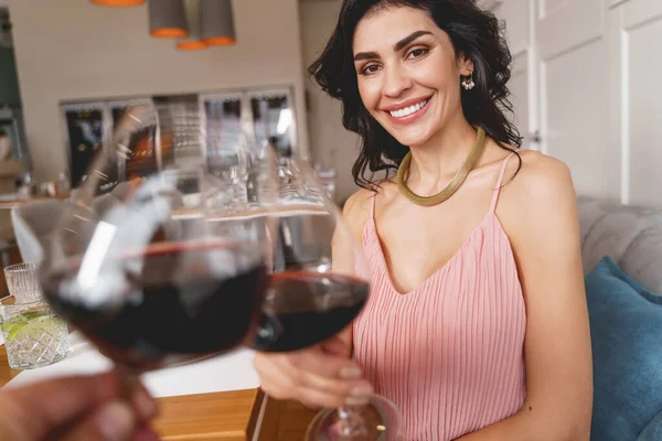 Vrolijke dame en heer toasten met wijn in restaurant — Stockfoto