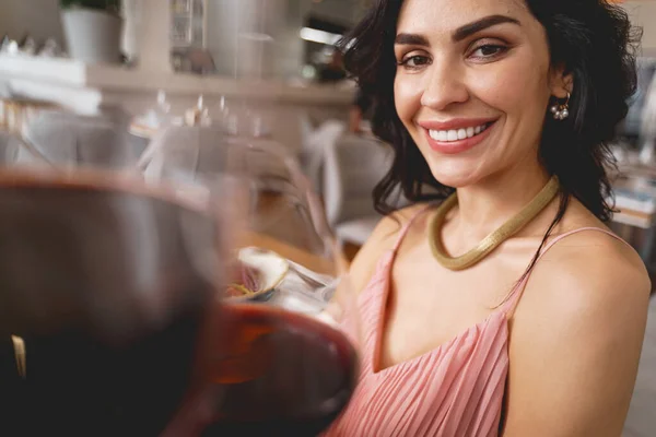 레스토랑에서 와인을 마시는 젊은 여성을 유혹하는 장면 — 스톡 사진