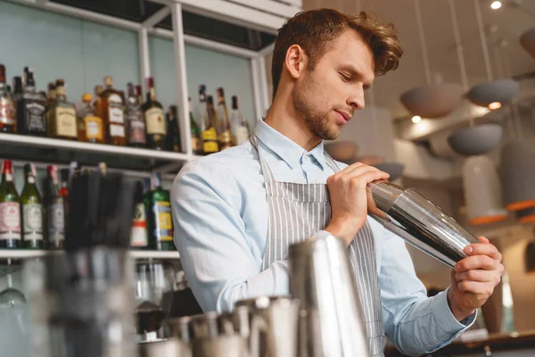 Camarero guapo en delantal haciendo bebida en el trabajo —  Fotos de Stock