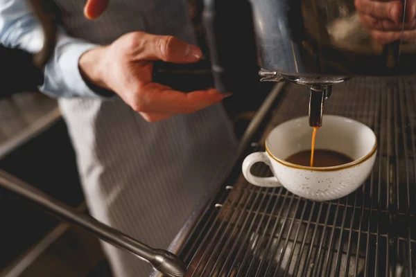 Barista masculino usando máquina de café profissional no café — Fotografia de Stock