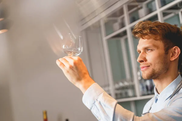 Guapo joven sosteniendo perfectamente limpia copa de vino —  Fotos de Stock