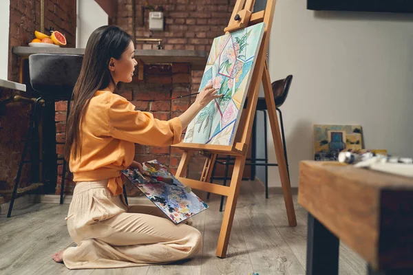 Talentosa artista femenina pintura cuadro en casa — Foto de Stock