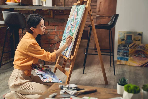 Encantadora jovem senhora pintura quadro em casa — Fotografia de Stock