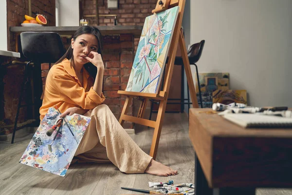 Hermosa joven pintura cuadro en el estudio de arte en casa —  Fotos de Stock