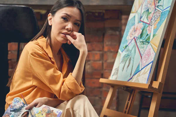 Attraktiv ung dam målning bild i hemmet konst studio — Stockfoto