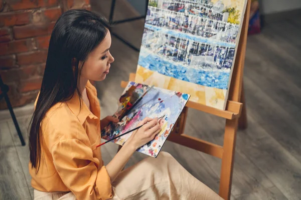 Красивая женщина рисует красивую абстрактную картину дома — стоковое фото