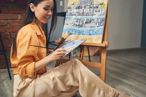 Veselý hezká dáma malování krásný abstraktní obrázek doma — Stock fotografie