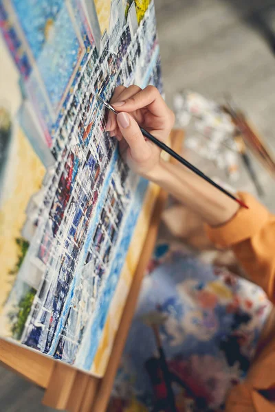 Artista donna pittura bella immagine astratta a casa — Foto Stock