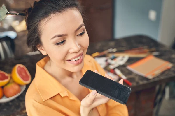 Señora atractiva teniendo conversación telefónica y sonriendo —  Fotos de Stock