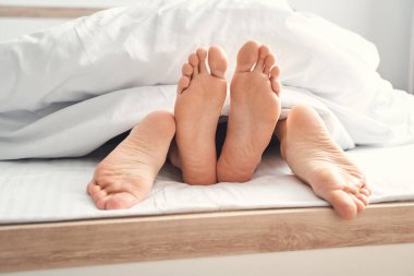 Yeni evliler sabahları yatak odasında yatıyorlar.