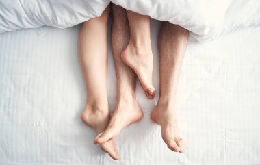 Yeni evliler balayı boyunca yatakta kalıyorlar.