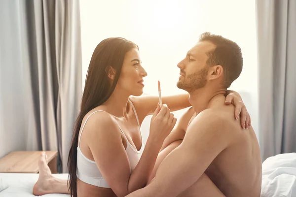 Glücklich schwangere Kaukasierin schaut ihren Ehepartner an — Stockfoto