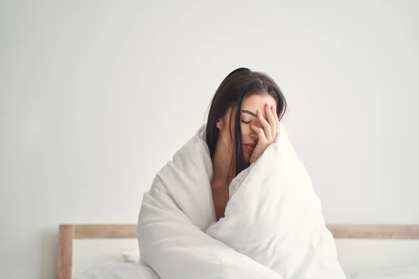 Femeia tânără care suferă de dureri de cap cauzate de stres — Fotografie, imagine de stoc