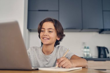 Beyaz tatlı çocuk evde tek başına kalıyor.