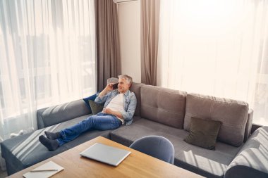 Yakışıklı adam telefonda konuşurken mutlu görünüyor.