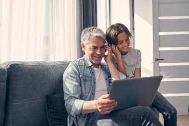 Oğlu ve babası evde birlikte vakit geçiriyorlar.