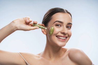 Neşeli kadın kendine masaj yapıyor.