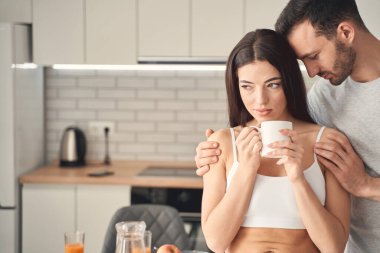 Zor bir durumda sevgili karısını destekleyen yardımsever bir adam.