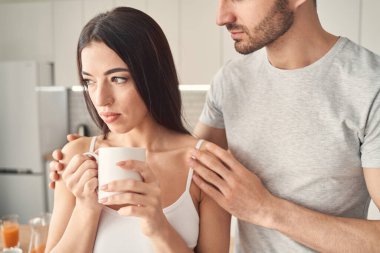 Kocasının desteğini ve ilgisini hisseden genç bir kadın.