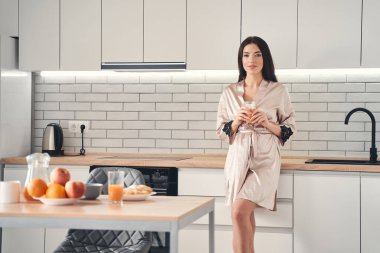 Güzel genç bayan hafif bir kahvaltı yapacak.