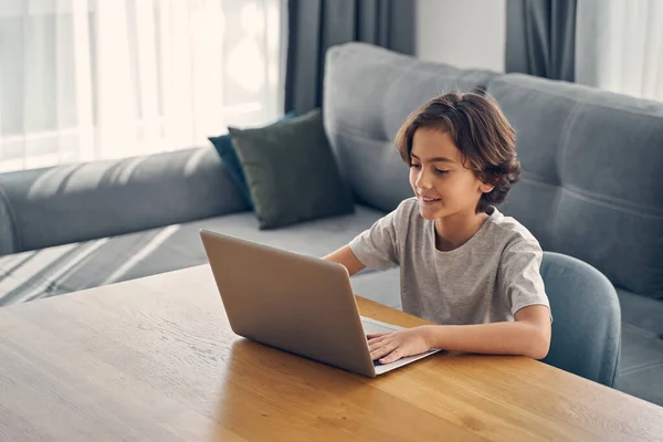 Inteligentne dziecko spędza czas online w domu — Zdjęcie stockowe