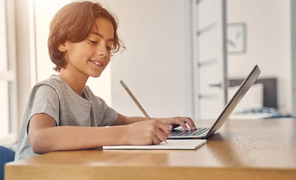 Lächelnder kleiner Junge verbringt Zeit allein zu Hause — Stockfoto