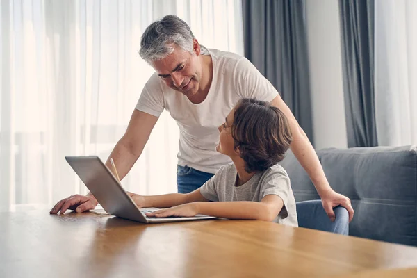 Gelukkig ouder en kind praten met elkaar — Stockfoto