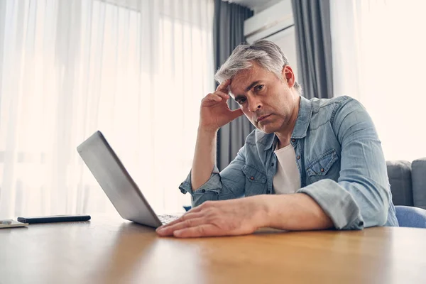 Volwassen grijze harige man die tijd thuis doorbrengt — Stockfoto