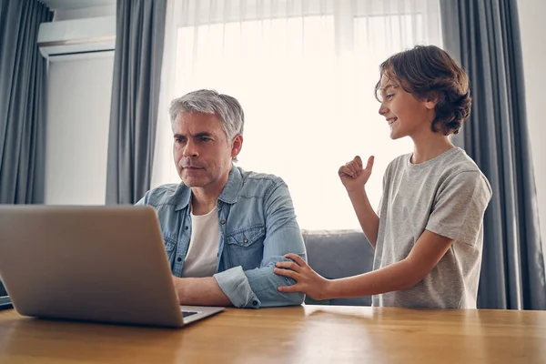 Ouder en kind die thuis blijven en praten — Stockfoto