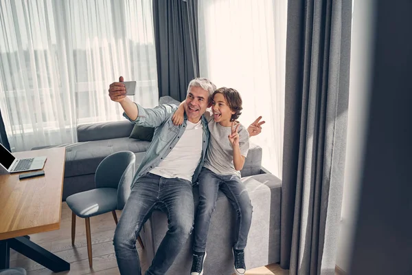 Feliz pai e filho ficar em casa juntos — Fotografia de Stock