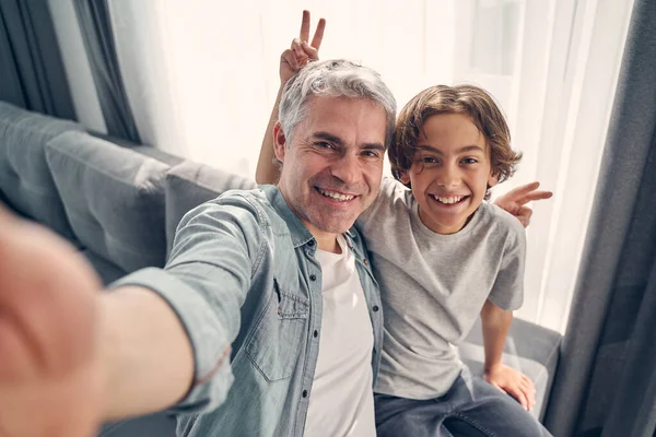 Hombre guapo y su hijo pasando tiempo juntos —  Fotos de Stock