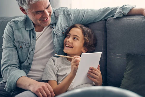 Grijze harige man brengt tijd door met zoon — Stockfoto