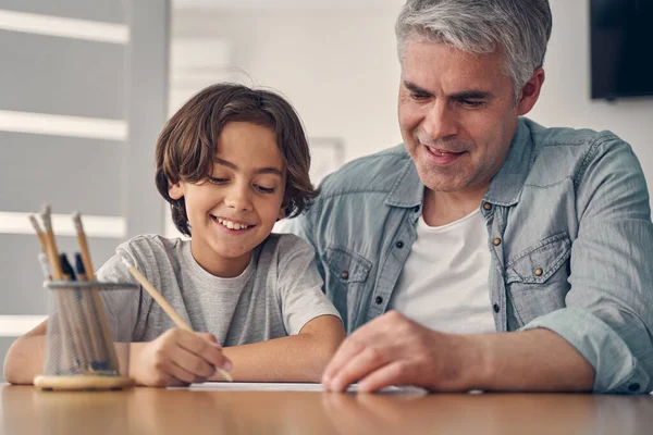 Padre e hijo pasando tiempo en casa — Foto de Stock