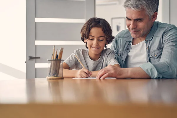 Joyeux parent et enfant passent du temps à la maison — Photo