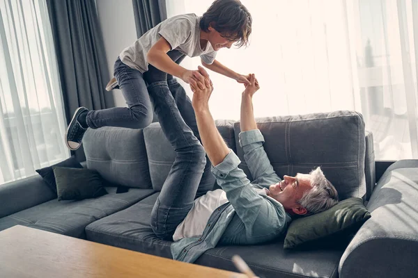 小さな息子は家で父親と遊んでいる — ストック写真