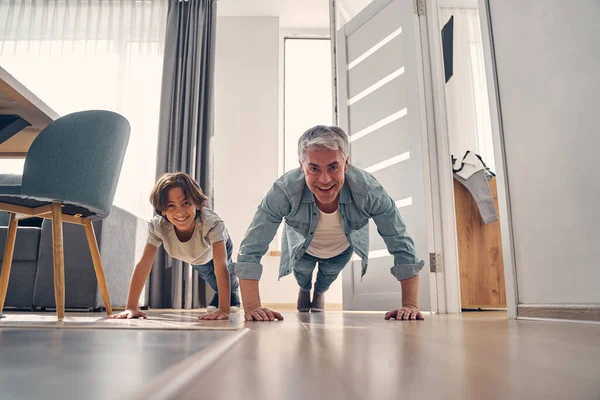 Padre e figlio fanno sport a casa — Foto Stock