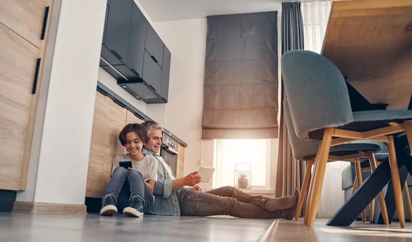 Feliz papá y niño quedarse en casa y disfrutar del día — Foto de Stock