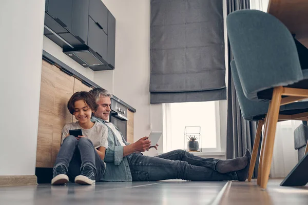 Padre e hijo jugando juegos en línea en casa — Foto de Stock