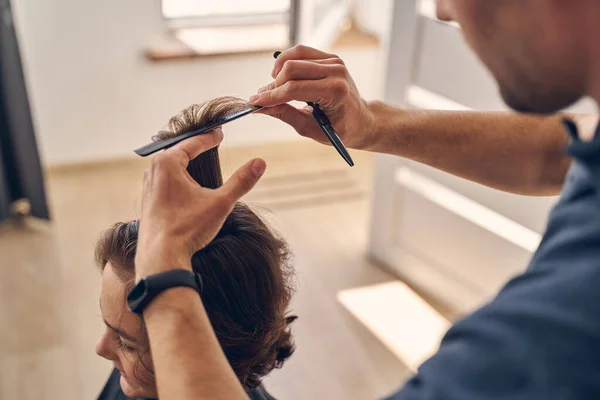 Process of cutting hair with special equipment — Stock Photo, Image