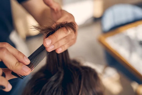 Corte de cabelo preto com equipamento de barbeiro especial — Fotografia de Stock