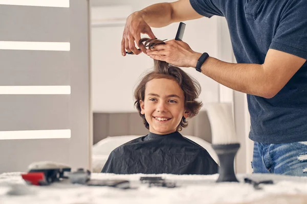 Criança feliz desfrutando de seu novo penteado — Fotografia de Stock