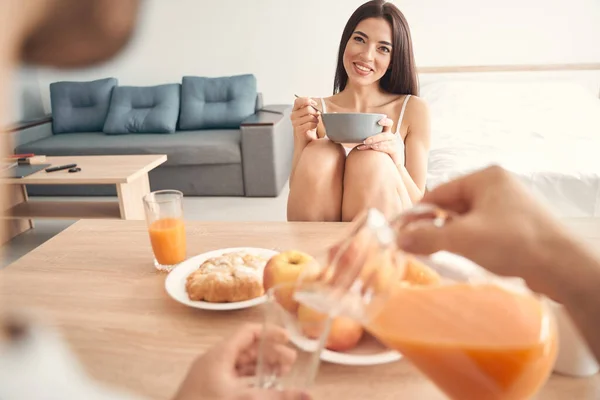 迷人的年轻女性与丈夫一起享用清淡的早餐 — 图库照片