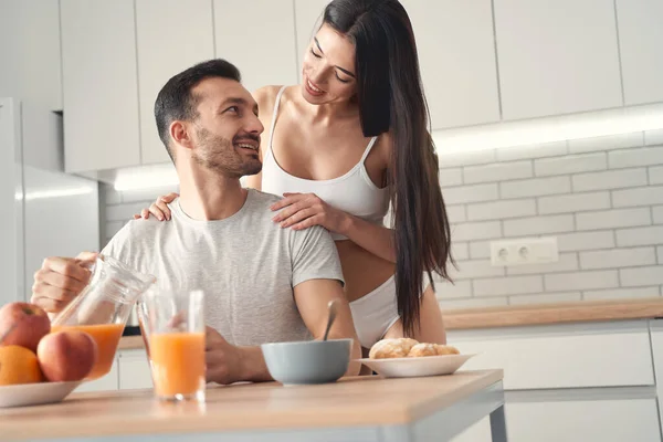 Bonito casal familiar tomando café da manhã e olhando em cada — Fotografia de Stock