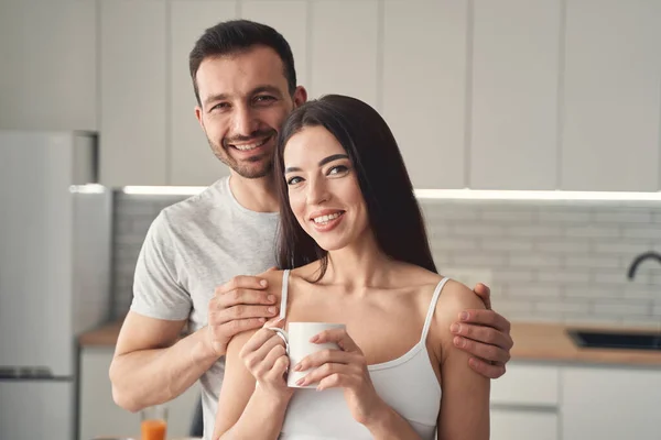 Lächelndes junges Ehepaar freut sich über Zusammensein — Stockfoto